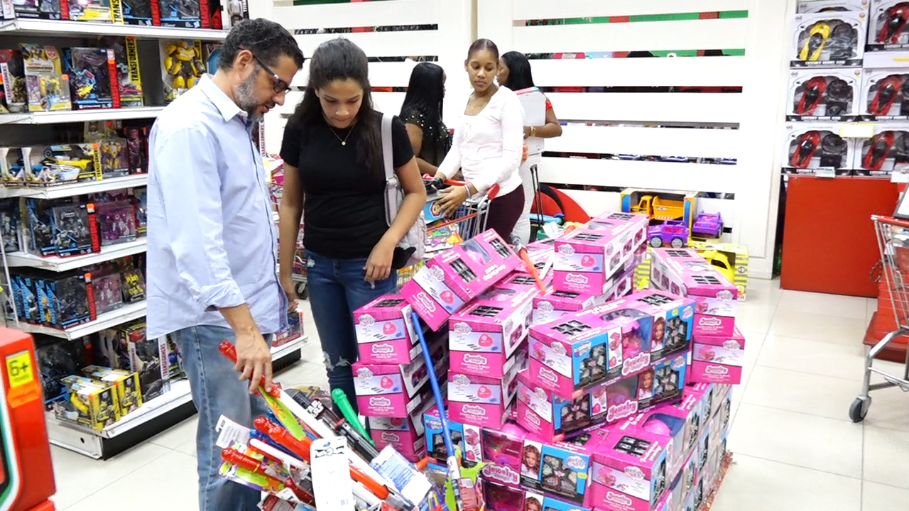 Pro Consumidor realiza operativo por jugueterías del país