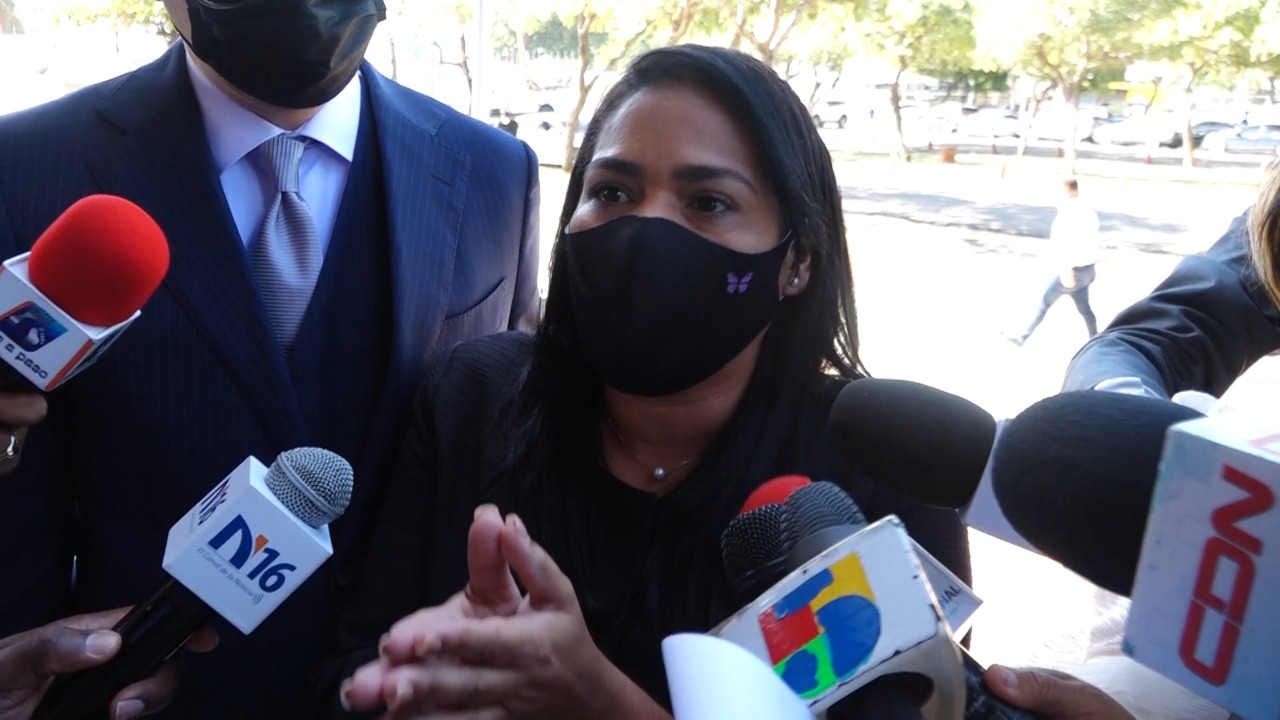 Proceso.com.do : Pastora Rossy Guzmán sale repartiendo bendiciones de  interrogatorio con la PEPCA