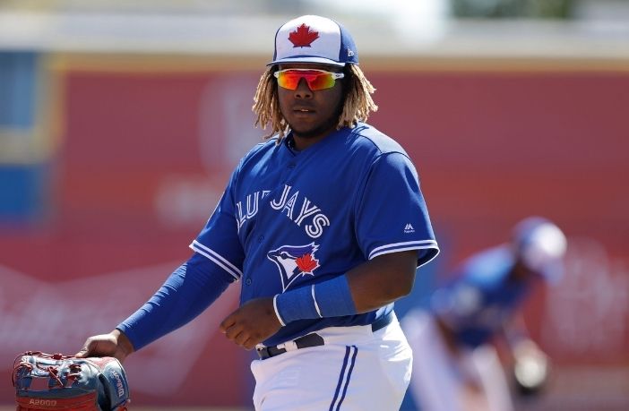 VIDEO: Vladimir Guerrero Jr noquea a niño con un pelotazo en el