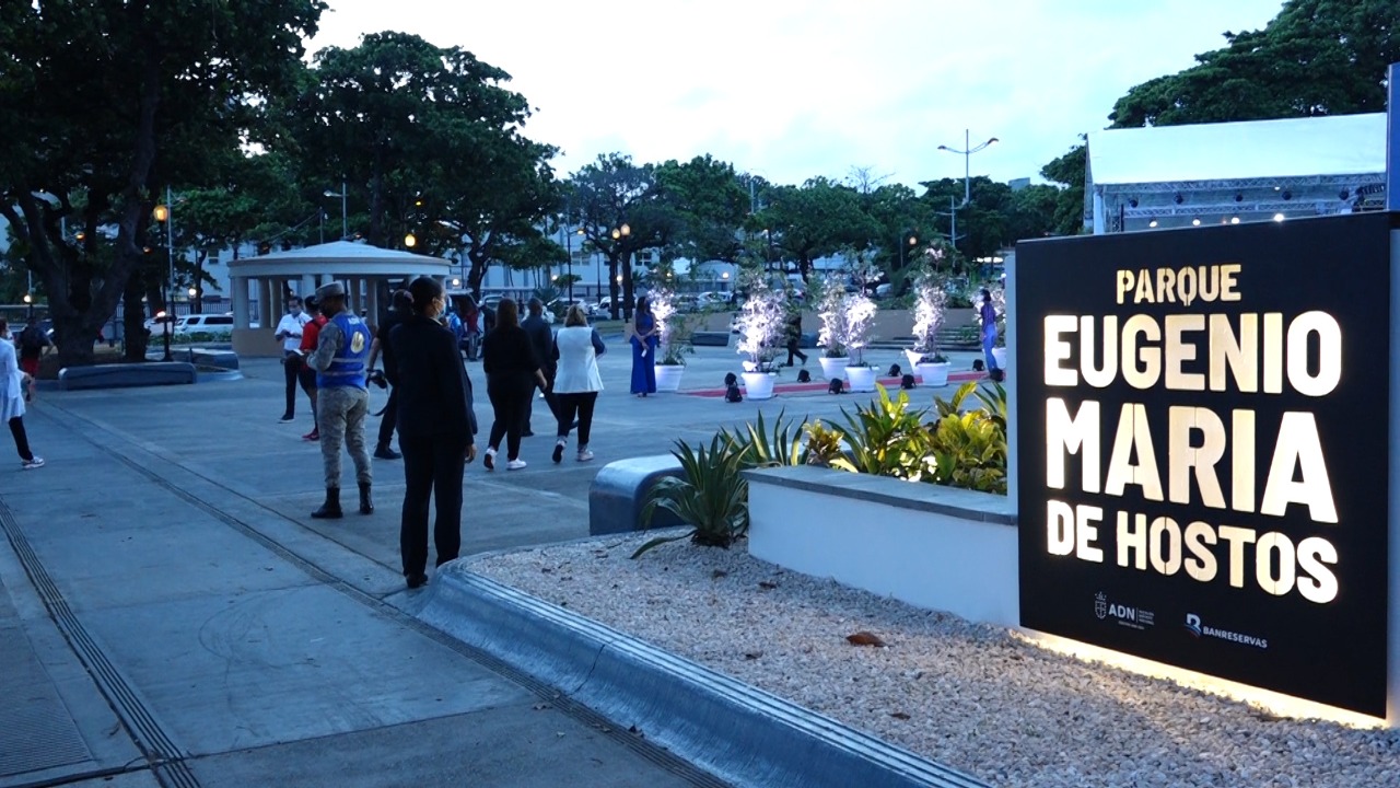 Entregan remozado parque Eugenio María de Hostos