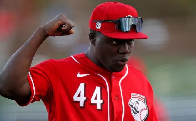 Rojos de Cincinnati suben al prospecto dominicano Arístides Aquino - Z 101  Digital