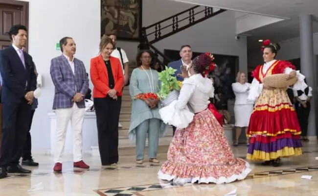 Lima sepultado a ritmo de merengue