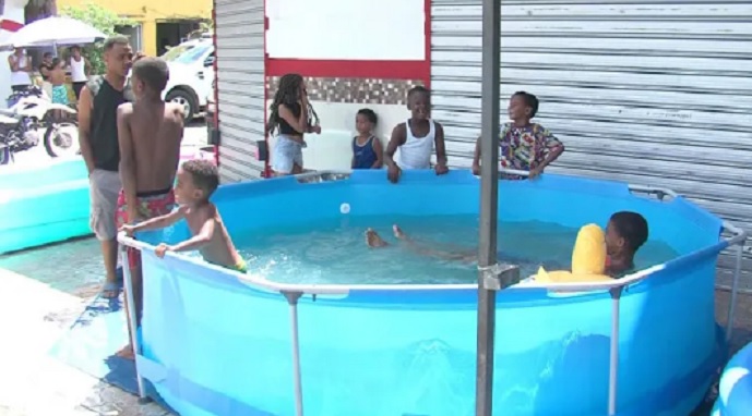 CatorceTV :: Sigue malestar en los barrios por decisión de de la Policía de  retirar las piscinas inflables - Proceso