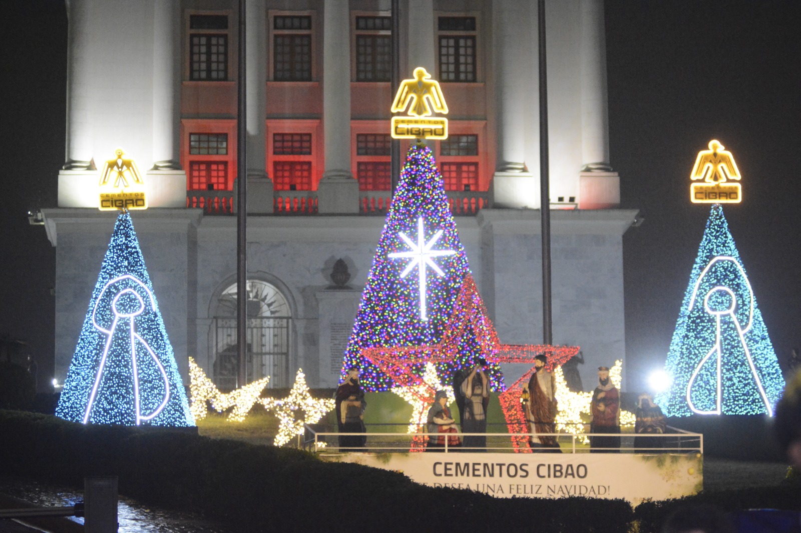 Proceso.com.do : Noche de Paz! Cementos Cibao enciende luces navideñas en  Monumento a los Héroes de la Restauración