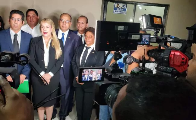 Proceso.com.do : Notarios dominicanos exigen justicia en audiencia contra  Procuraduría por retención de 105 millones de pesos