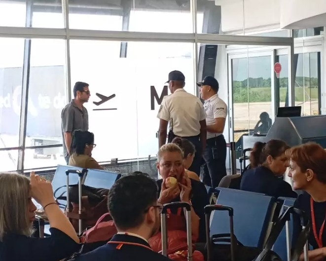 L’italiano che ha lanciato una tazza di caffè ad un agente della Polizia Turistica è tornato nel suo Paese