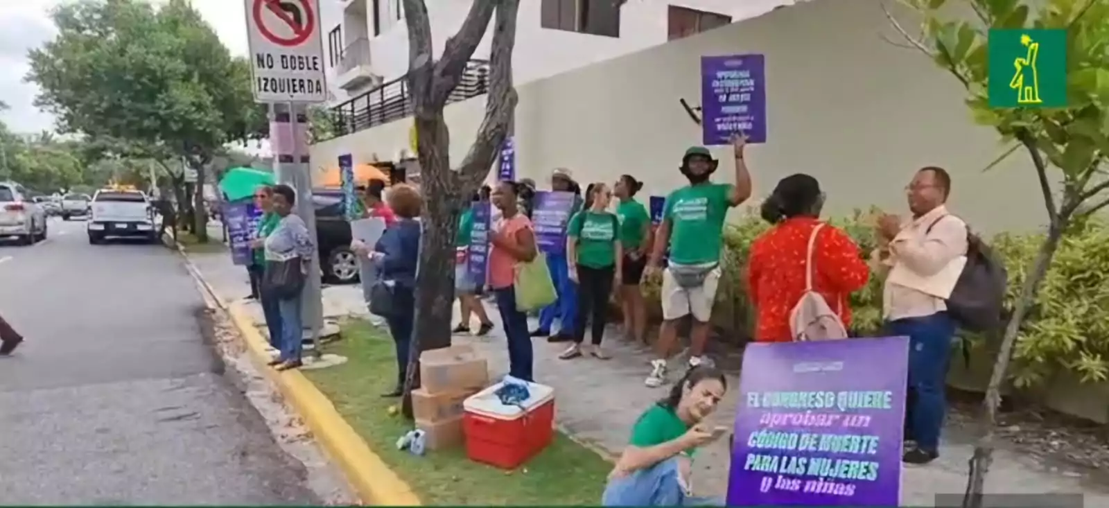 entelevision :: Aprobado! Las feministas frente al Congreso y en el  hemiciclo 100 diputados votaban sin leer por un CP que lleva años “dando  vuelta” en las cámaras legislativas - Proceso