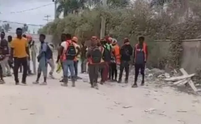Haitianos queman tres vehículos durante protestas en Uvero Alto; Se informa de un extranjero muerto y otro herido