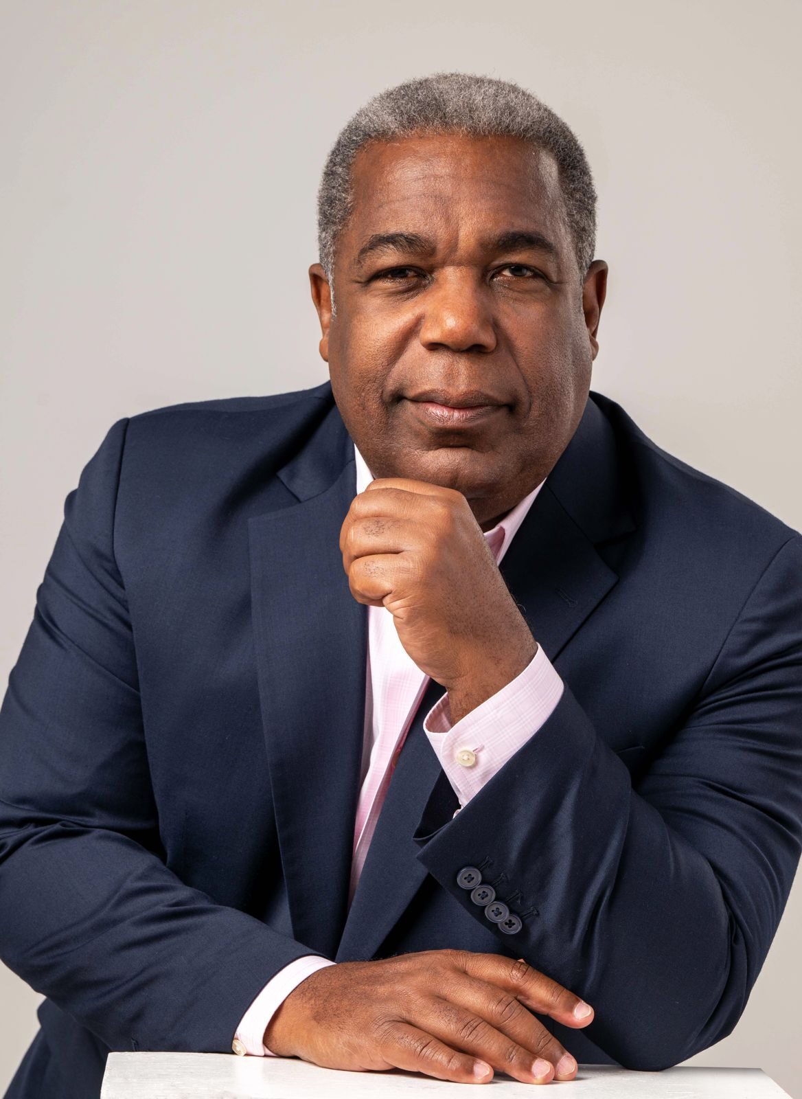 Imagen de un hombre de entre 50 y 60 años años de tez oscura. Se trata de Tony Peña, hijo del líder político dominicano José Francisco Peña Gómez