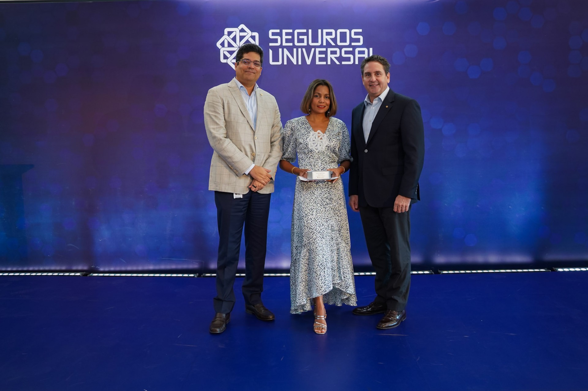 Ejecutivos de Seguros Universal resaltan liderazgo de la empresa con un 21% del mercado