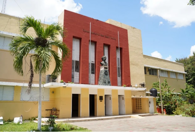 Ministerio de Educación rechaza agresión a maestro en el liceo Juan Pablo Duarte; no dice si castigará estudiantes agresores